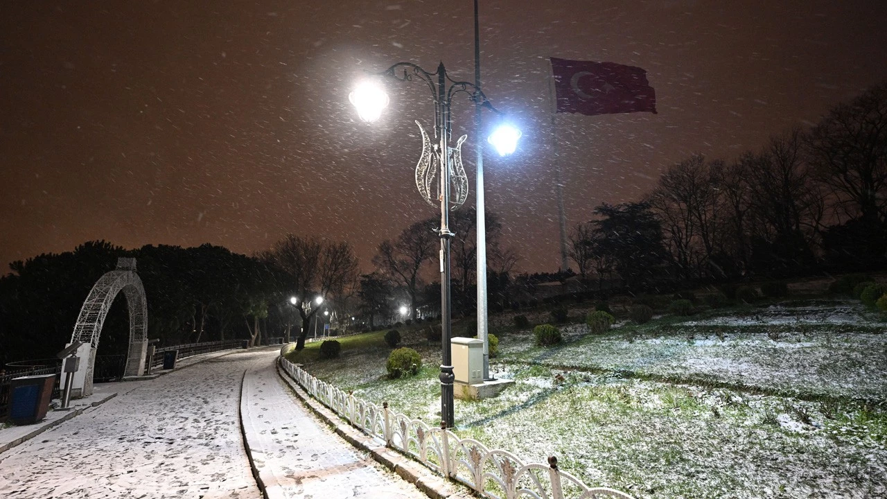 İstanbul Güne Beyaz Örtüyle Uyandı Kar Yağışı Megakenti Etkisi Altına Aldı! (2)