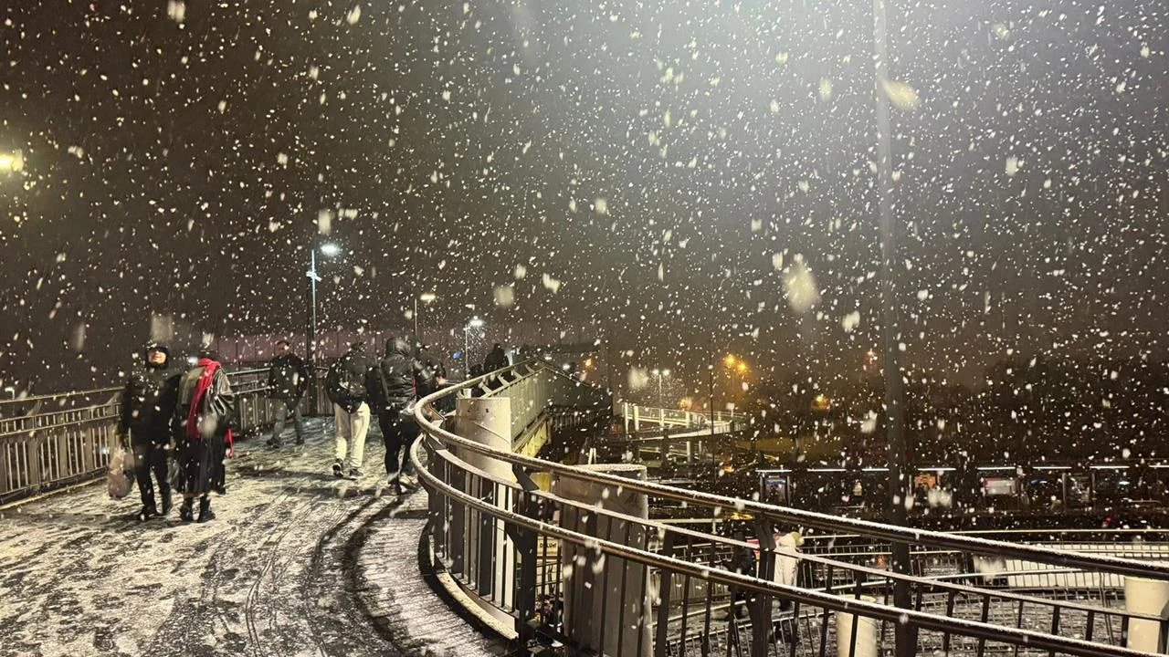 İstanbul Güne Beyaz Örtüyle Uyandı Kar Yağışı Megakenti Etkisi Altına Aldı!A-1