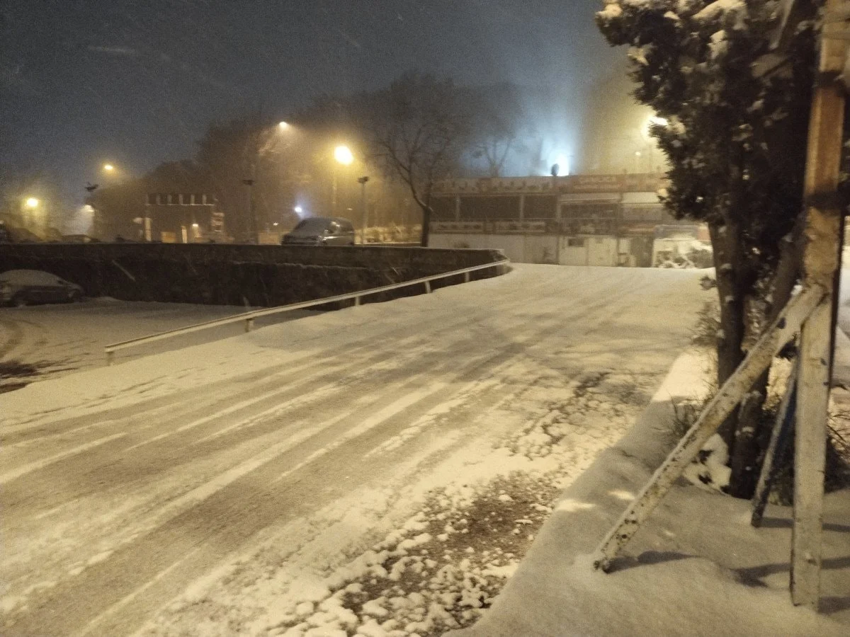 İstanbul Güne Beyaz Örtüyle Uyandı Kar Yağışı Megakenti Etkisi Altına Aldı!G