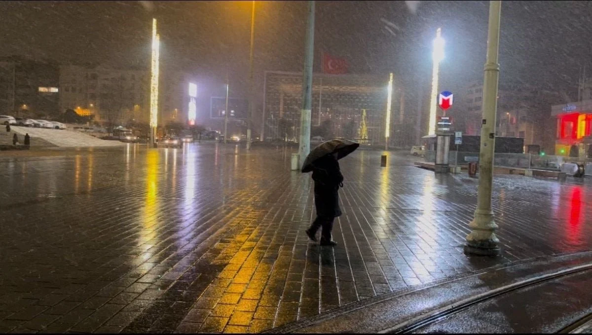 İstanbul Güne Beyaz Örtüyle Uyandı Kar Yağışı Megakenti Etkisi Altına Aldı!H