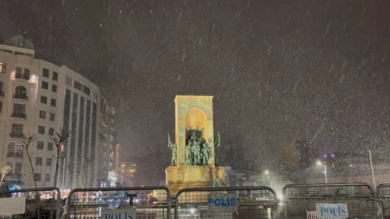 İstanbul Güne Beyaz Örtüyle Uyandı Kar Yağışı Megakenti Etkisi Altına Aldı!J