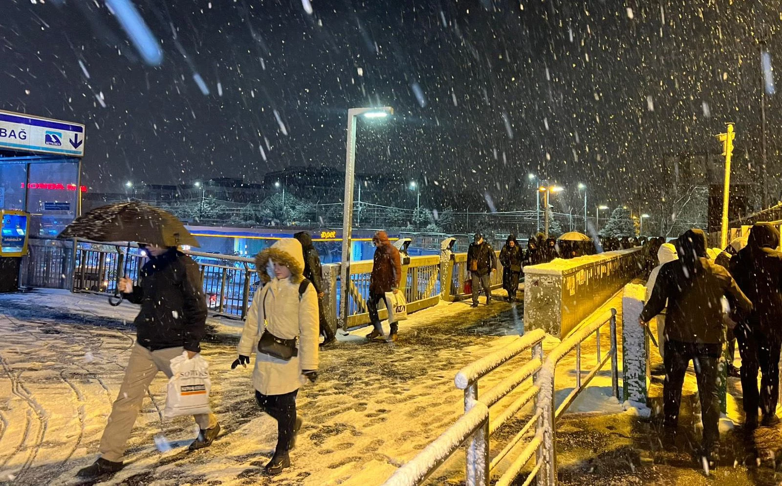 İstanbul Güne Beyaz Örtüyle Uyandı Kar Yağışı Megakenti Etkisi Altına Aldı!S