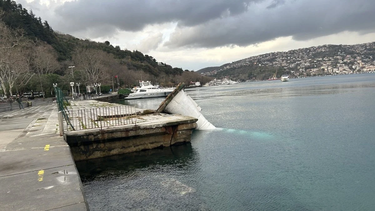 İstanbul'da Fırtına Kâbusu! Valilik Bilançoyu Açıkladı Çatılar Uçtu, Seferler Iptal Edildi!Q