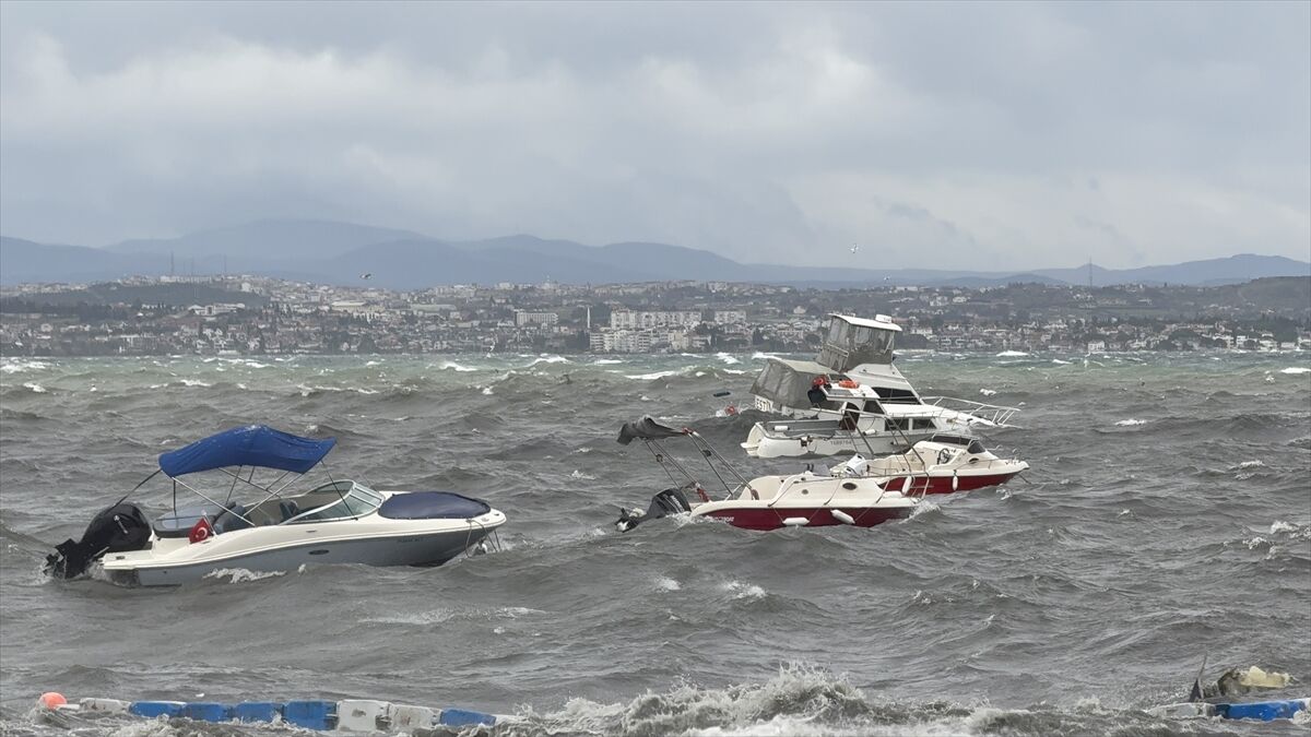 İstanbul'u Fırtına Vurdu! İşte Dehşet Veren Manzaralar (2)-1