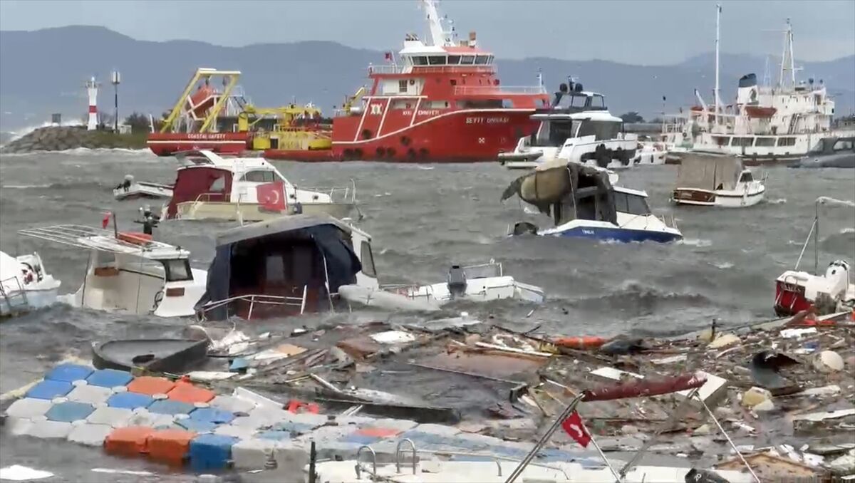 İstanbul'u Fırtına Vurdu! İşte Dehşet Veren Manzaralar (5)