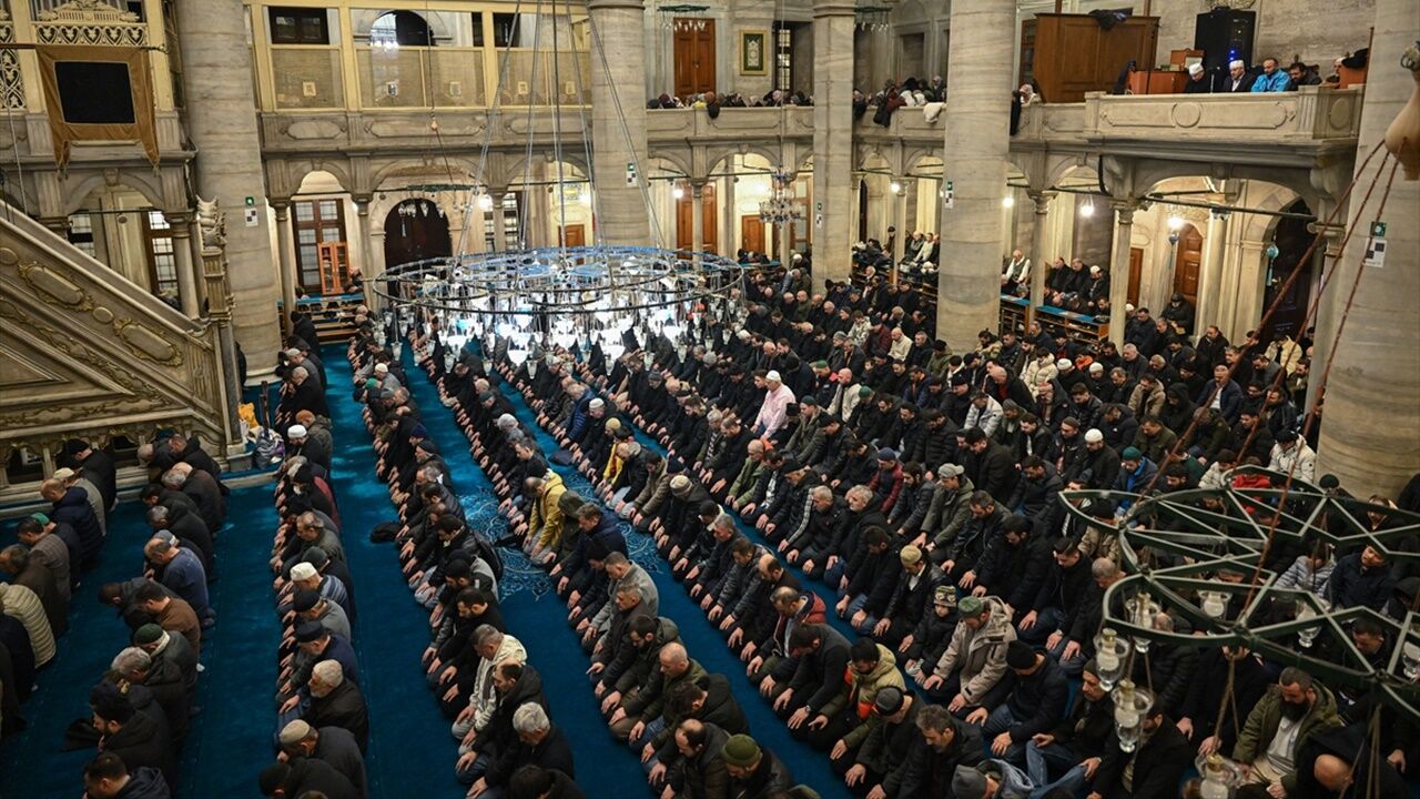 Miraç Kandili Dolayısıyla Camiler Doldu Taştı