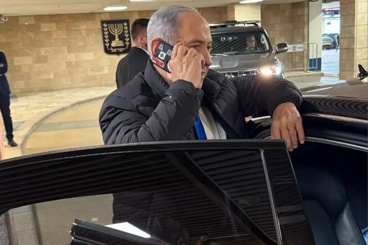 Netanyahu’nun Korkusu Kameralara Yakalandı Telefonuna Bant Çekti, Sığınaktan Çıkamıyor!S
