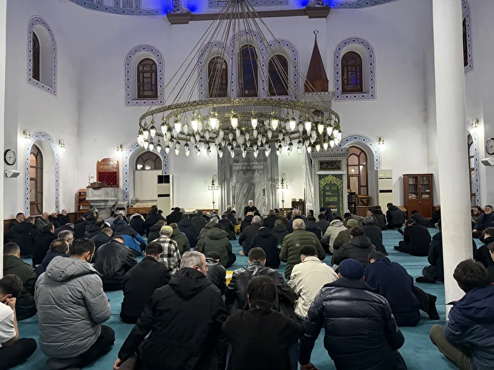 81 Ilde Kandil Heyecanı Berat Gecesi Camiler Doldu Taştı!B