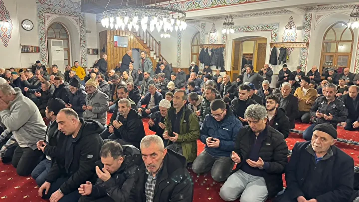 Artvin'deki Camilerde Ramazan Ayının Müjdeleyicisi Berat Gecesi Dolayısıyla Programlar Düzenlendi. Kent Merkezinde Merkez Camisi'ndeki Yapılan Programda, Kur'an I Kerim Okunarak, Dualar Edildi.s
