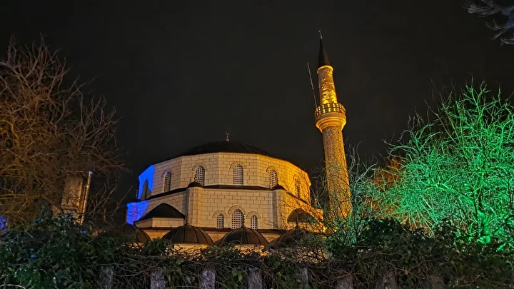 Artvin'deki Camilerde Ramazan Ayının Müjdeleyicisi Berat Gecesi Dolayısıyla Programlar Düzenlendi. Kent Merkezinde Merkez Camisi'ndeki Yapılan Programda, Kur'an I Kerim Okunarak, Dualar Edildi.z