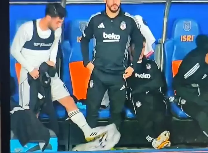 Beşiktaş'ı Ayaklar Altına Alacak Saygısızlık O Futbolcu Formayı Tekmeledi (2)