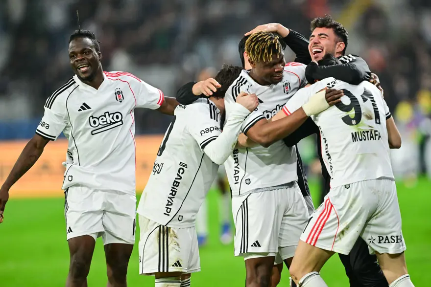 Beşiktaş'ı Ayaklar Altına Alacak Saygısızlık O Futbolcu Formayı Tekmeledi (4)