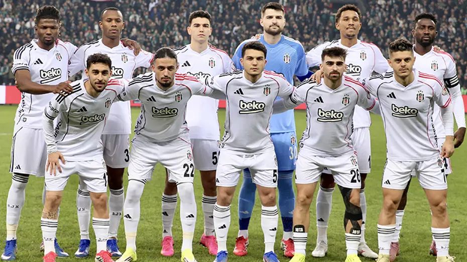 Beşiktaş'ı Ayaklar Altına Alacak Saygısızlık O Futbolcu Formayı Tekmeledi (6)