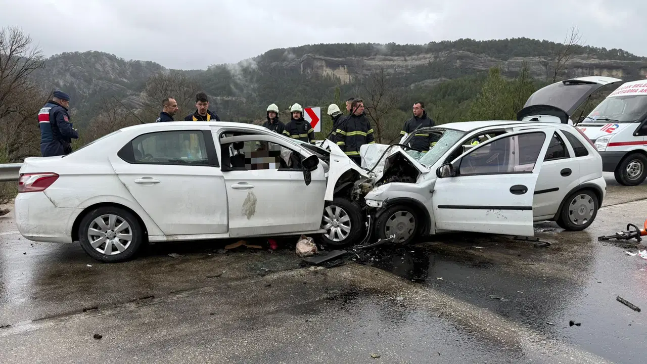 Bir Kötü Haberde Burdur’dan Geldi İki Otomobil Çarpıştı, 7 Kişi Öldü4656
