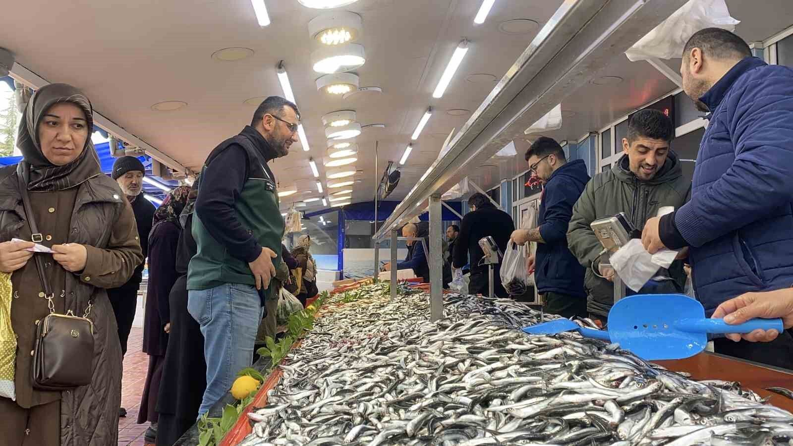 Bolu Pazarı’nda Hamsi Bereketi Fiyatlar Düştü, Vatandaş Tezgâha Koştu!A