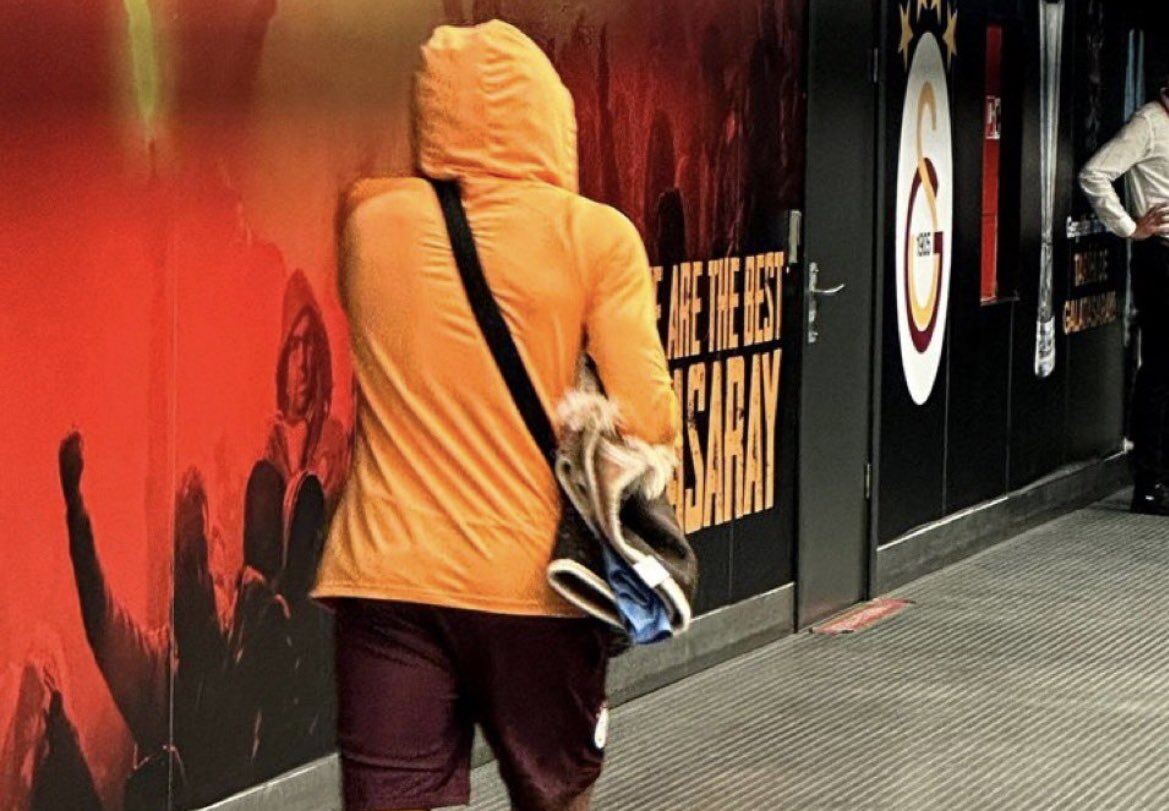 Galayasaray Juventus Maçından Sonra Sacha Boey Stattan Seccadeyle Ayrıldı-1