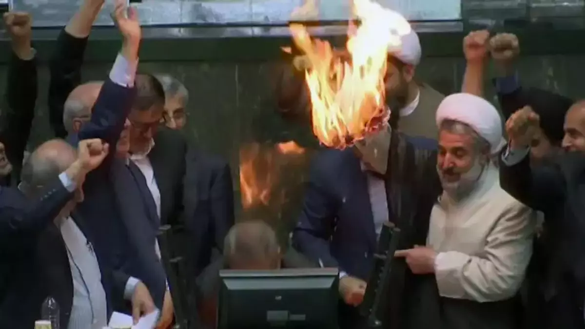 İran'da Meclis Karıştı Amerika'ya Ölüm Sloganlarıyla Abd Bayrağı Yakıldı! (2)