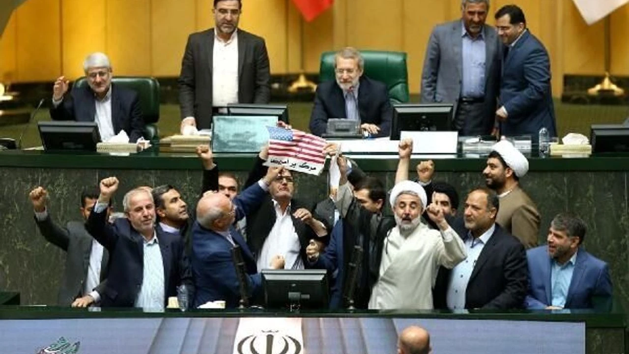 İran'da Meclis Karıştı Amerika'ya Ölüm Sloganlarıyla Abd Bayrağı Yakıldı!A