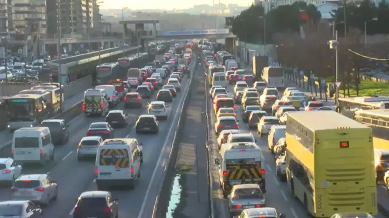 İstanbul'da Ilk Iftar Öncesi Trafik Yoğunluğu Yüzde 85'E Ulaştı