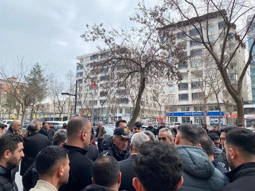 Maskeli Soyguncular Kuyumcuyu Hedef Aldı! Silahla Saldırıp Altınlarla Kaçtılar (1)