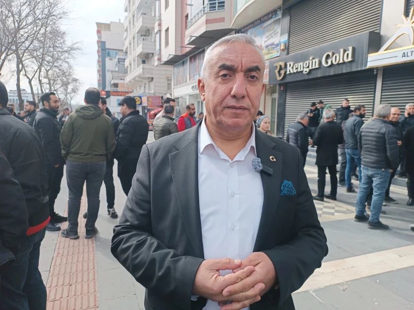 Maskeli Soyguncular Kuyumcuyu Hedef Aldı! Silahla Saldırıp Altınlarla Kaçtılar (2)