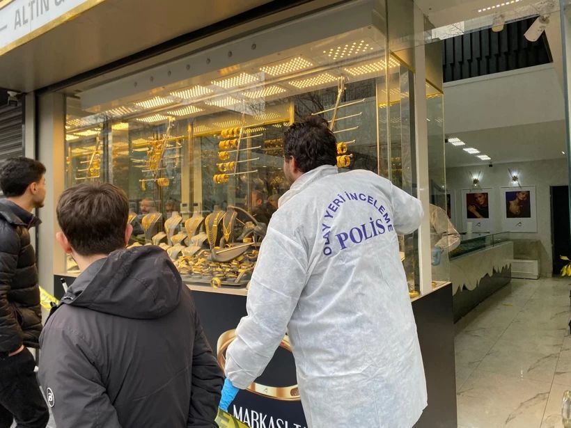 Maskeli Soyguncular Kuyumcuyu Hedef Aldı! Silahla Saldırıp Altınlarla Kaçtılar (4)