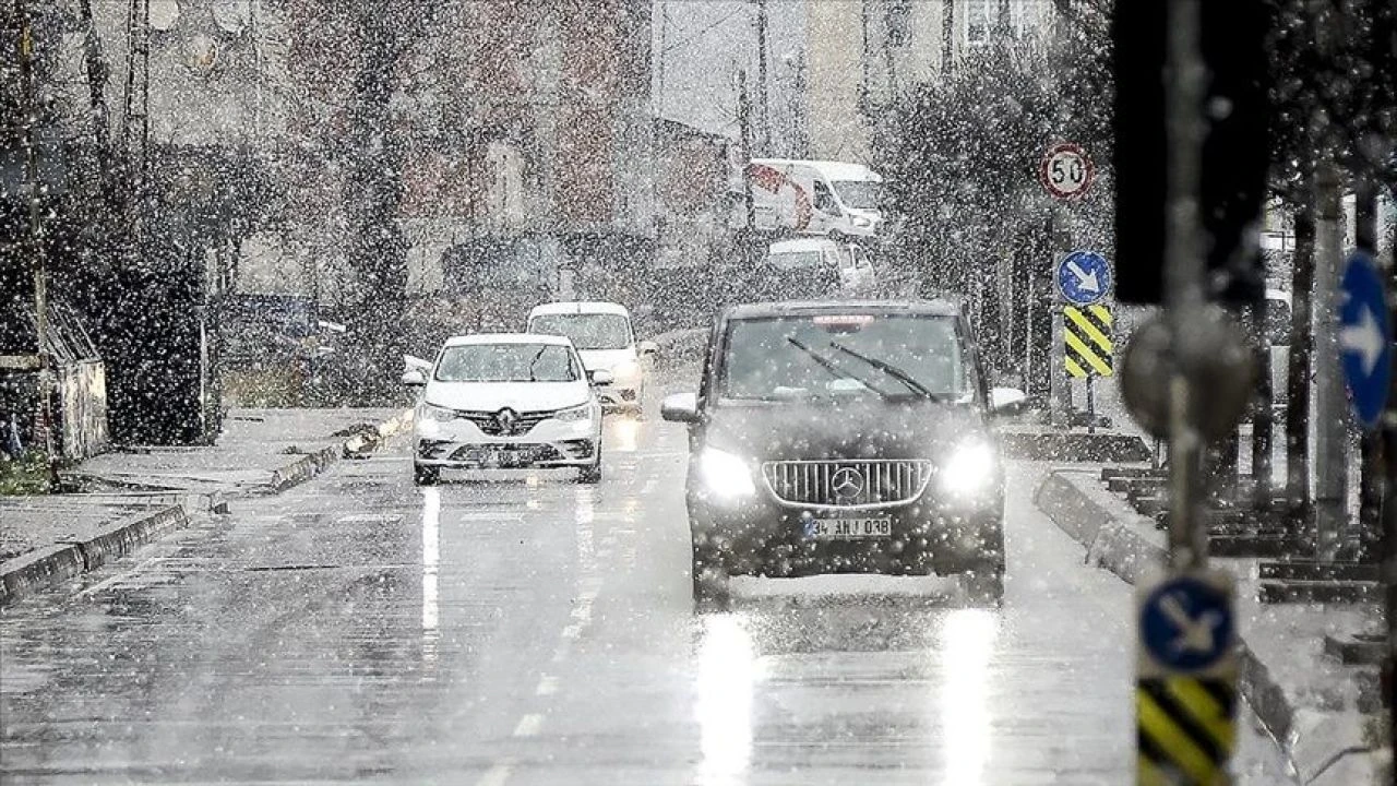 Sıcaklık 10 Derece Birden Düştü İstanbul'da Sağanak Yerin Kara Bıraktı!-1
