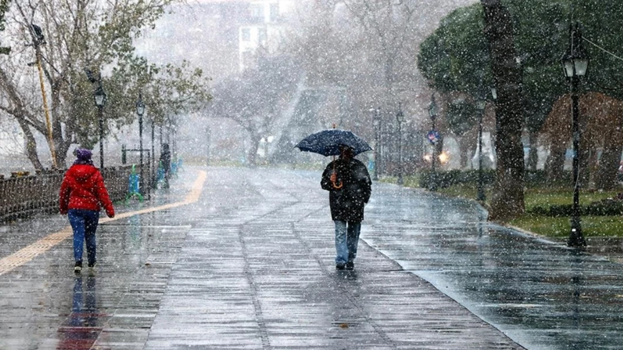Sıcaklık 10 Derece Birden Düştü İstanbul'da Sağanak Yerin Kara Bıraktı!Q