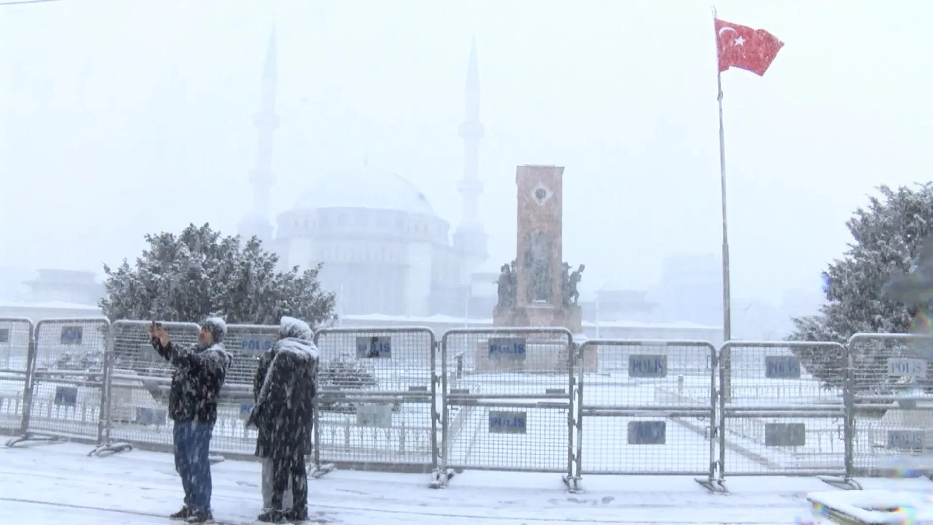 Valilik Uyardı! İstanbul'da 15 Ilçede Kar Ve Fırtına Alarmı Verildi! Okullar Tatil Olur Mu (1)-1