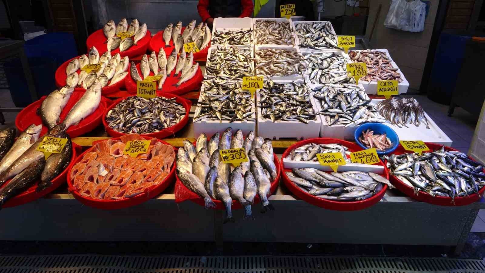 Karadeniz'de Hamsi Sezonu Sona Erdi! Trabzon Balık Hali'nde Tezgahlarda 'Mezgit' Dönemia