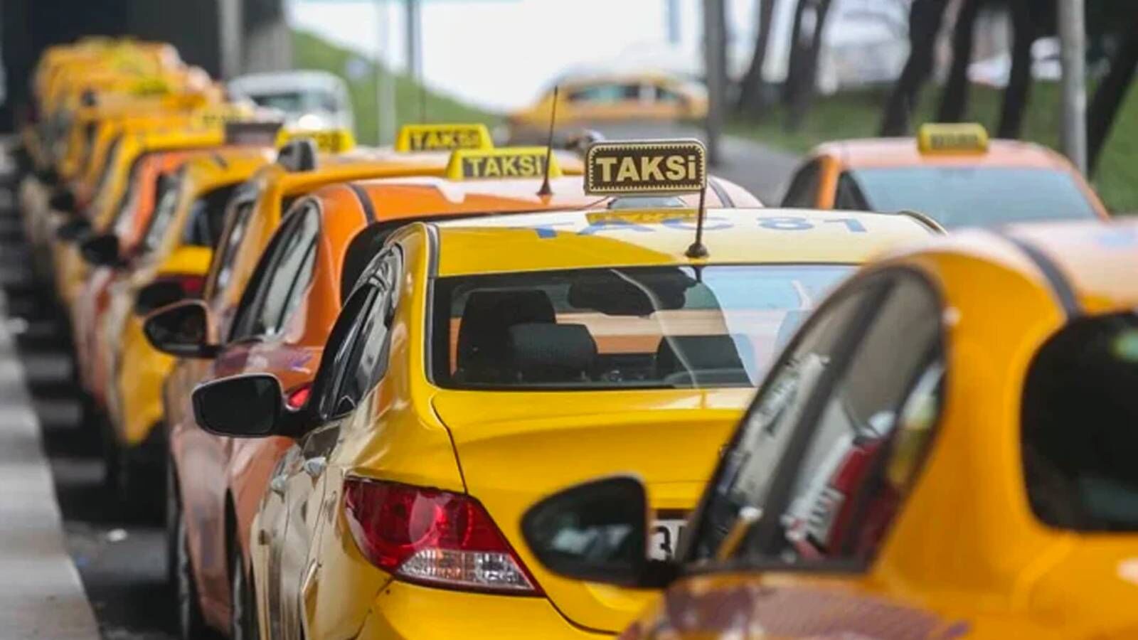 Taksi Çilesinde Yeni Perde Müşteri Bulamayan Taksiler Duraklara Çekildi, Plaka Fiyatları Çakıldı!