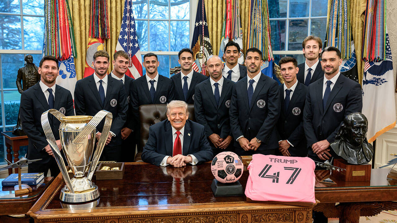 Trump Irana Nasil Olum Yagdirdigini Anlatti Messi Ve Suarez Alkislayip Imzali Top Hediye Etti