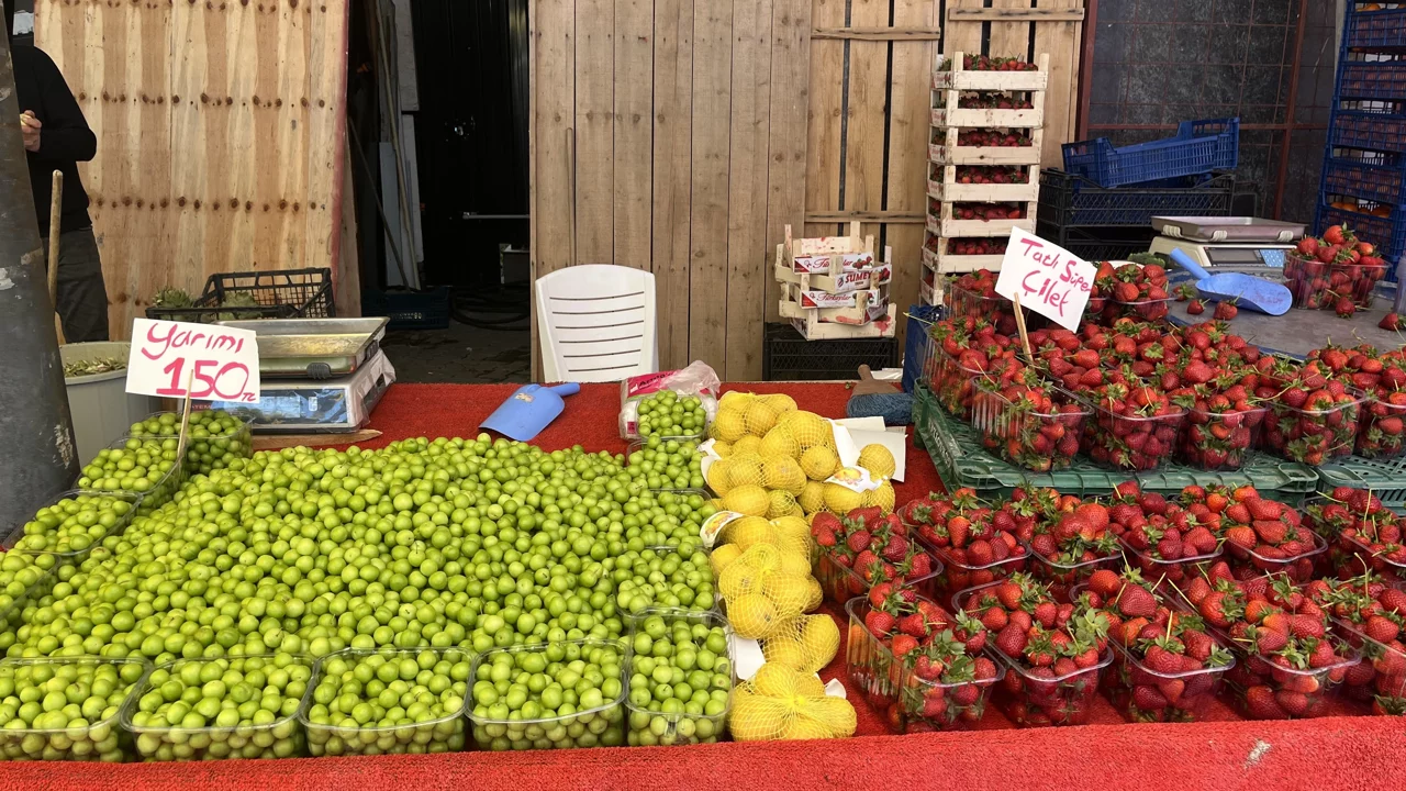 Bolu Pazarı’nda Meyve Mesaisi Etiketler Değişti, Vatandaş Yaz Meyvesine Yöneldi!U