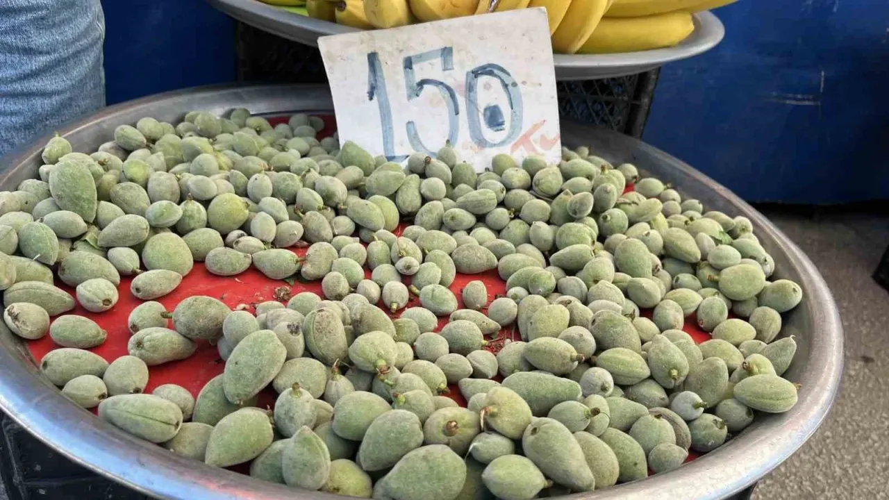 Bolu’da Halkın Nabzının Attığı Pazartesi Pazarı’nda Mevsim Geçişi Yaşanıyor. Bir Dönem Yanına Yaklaşılmayan Çağlanın Fiyatı Yarı Yarıya Düşerken, Pazarın Yeni Gözdesi 200 Liralık Fiyatıyla Erik Oldu.