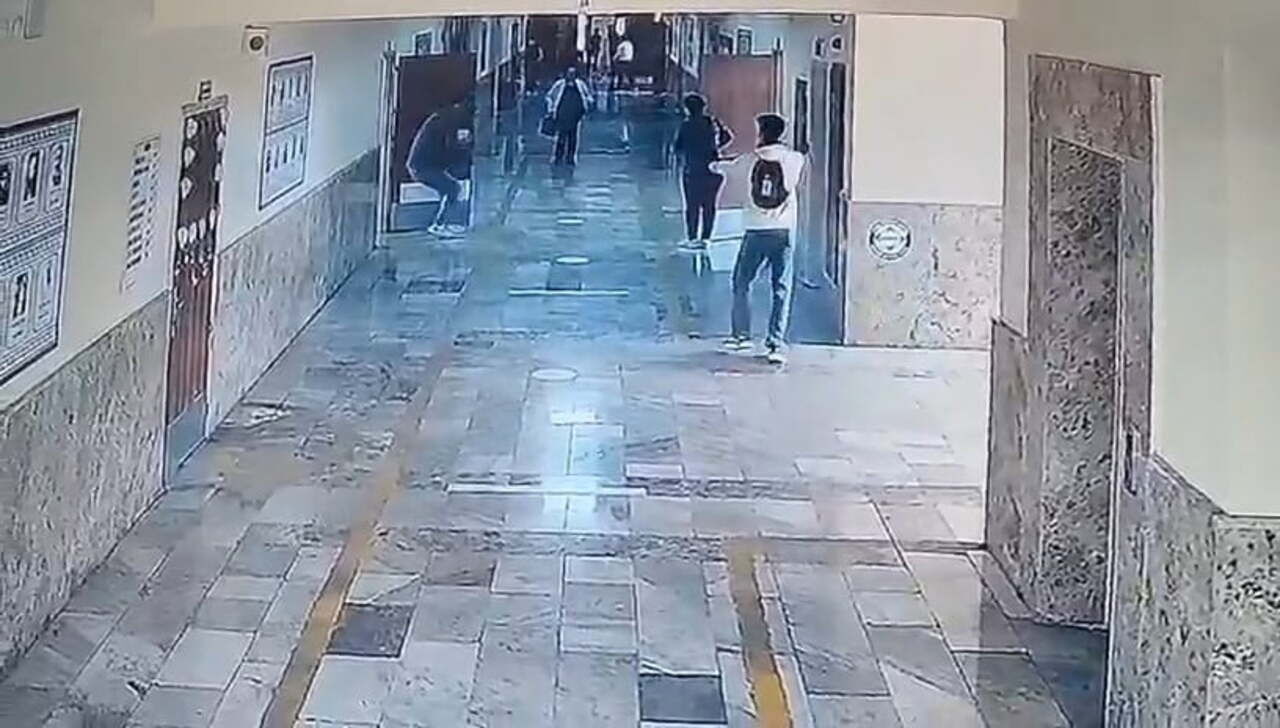 Dehşet Anları Kamerada! Siverek'te Saldırgan Okula Böyle Girdi Öğrenciler Can Havliyle Kaçtı!-1