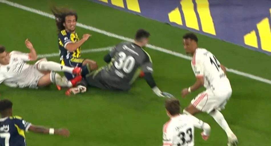 Fenerbahçe Beşiktaş Maçı Tartışmalı Pozisyonları Penaltı Kararı Doğru Mu (11)