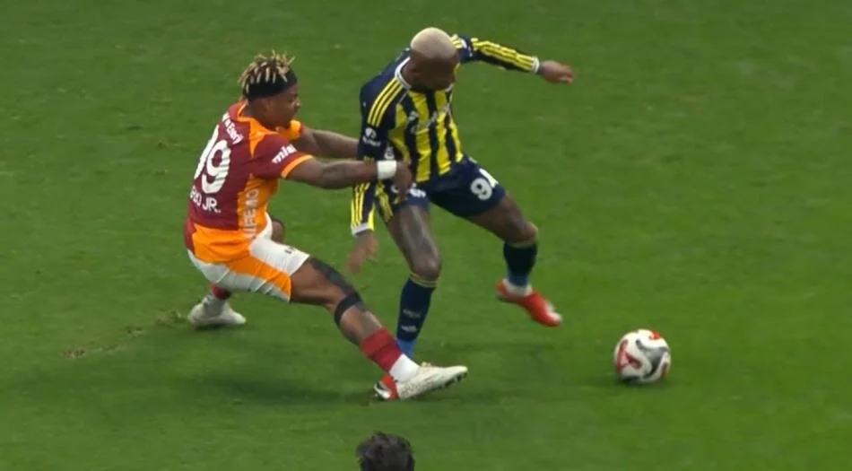 Galatasaray Fenerbahçe Maçının Tartışmalı Pozisyonları 26 (11)
