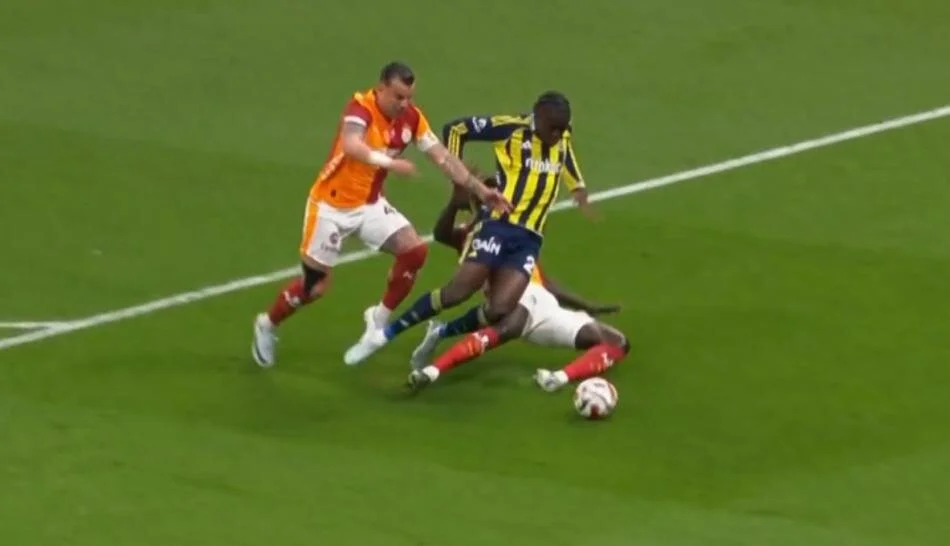 Galatasaray Fenerbahçe Maçının Tartışmalı Pozisyonları 26 (14)