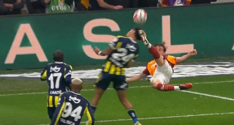 Galatasaray Fenerbahçe Maçının Tartışmalı Pozisyonları 26 (18)