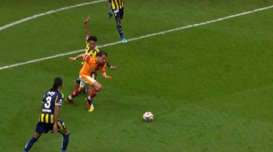 Galatasaray Fenerbahçe Maçının Tartışmalı Pozisyonları 26 (19)