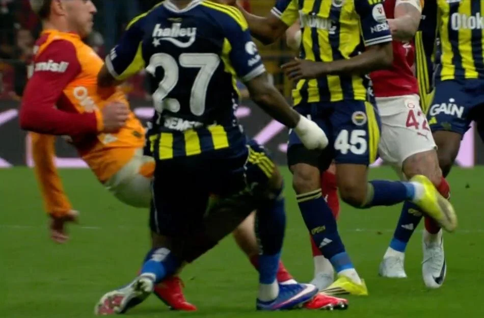 Galatasaray Fenerbahçe Maçının Tartışmalı Pozisyonları 26 (23)