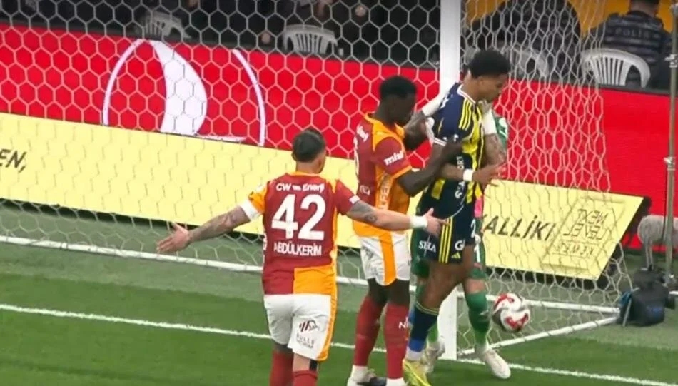 Galatasaray Fenerbahçe Maçının Tartışmalı Pozisyonları 26 (3)