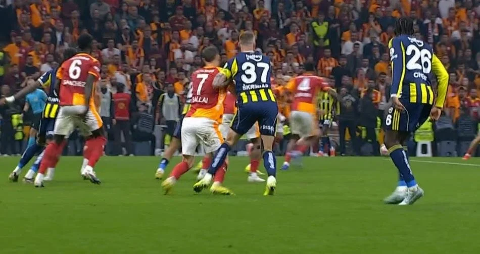 Galatasaray Fenerbahçe Maçının Tartışmalı Pozisyonları 26 (5)