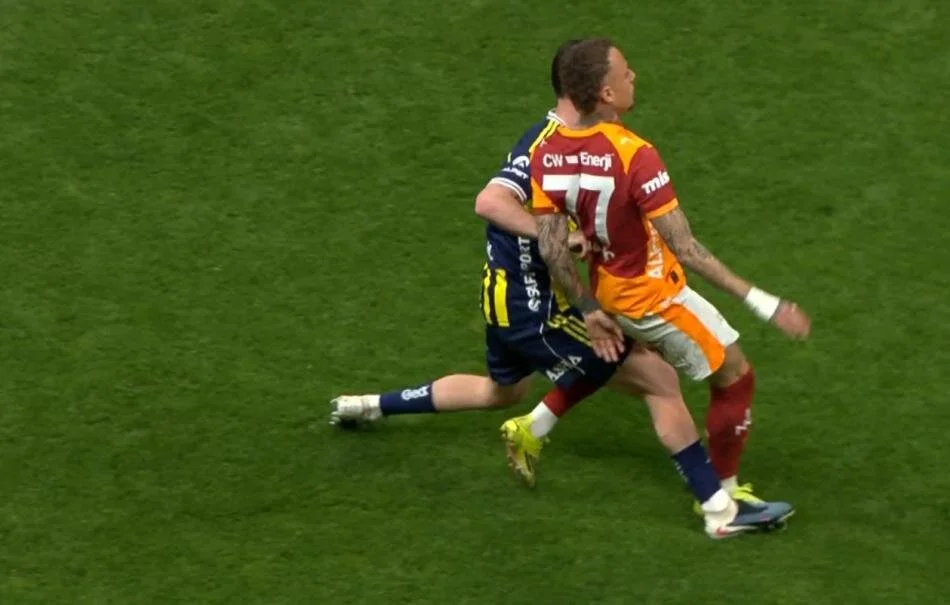 Galatasaray Fenerbahçe Maçının Tartışmalı Pozisyonları 26 (6)