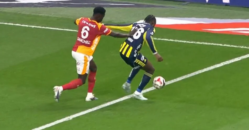 Galatasaray Fenerbahçe Maçının Tartışmalı Pozisyonları 26 (9)