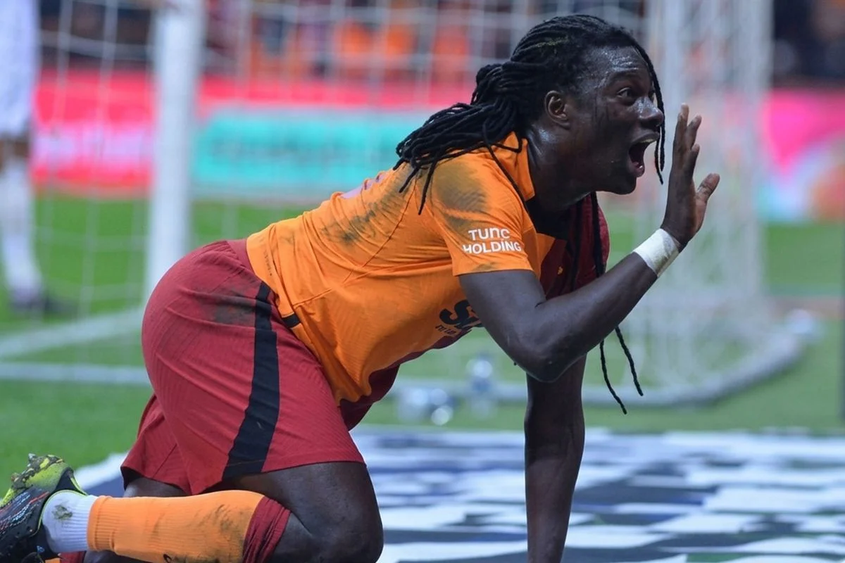 Galatasaray'da Gomis Bombası Geri Dönüyor! (6)