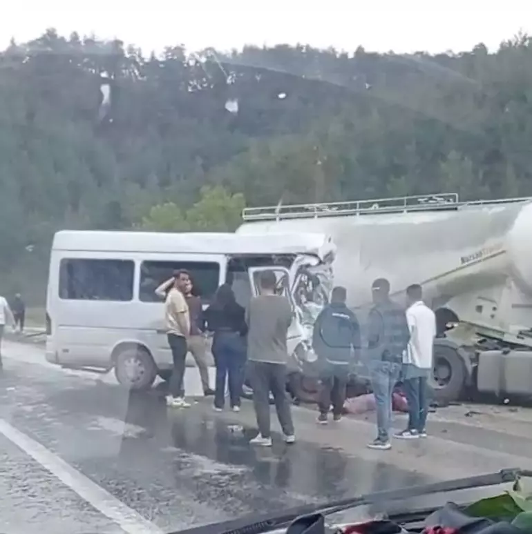Isparta Antalya Karayolunda Katliam Gibi Kaza! Tır Ile Minibüs Çarpıştı 7 Ölü, 7 Yaralı (2)