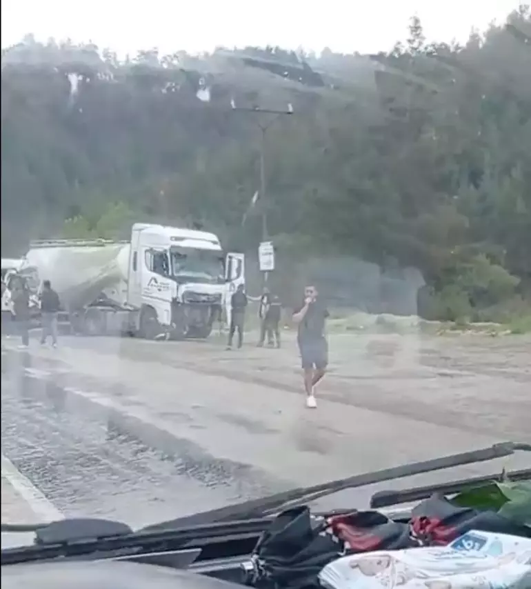 Isparta Antalya Karayolunda Katliam Gibi Kaza! Tır Ile Minibüs Çarpıştı 7 Ölü, 7 Yaralı (3)