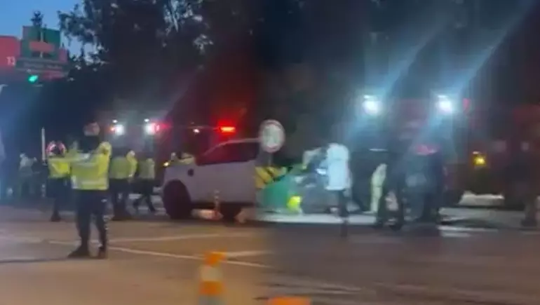 İzmir Gişelerinde Korkunç Kaza! Alev Topuna Dönen Araçta Can Verdi-1