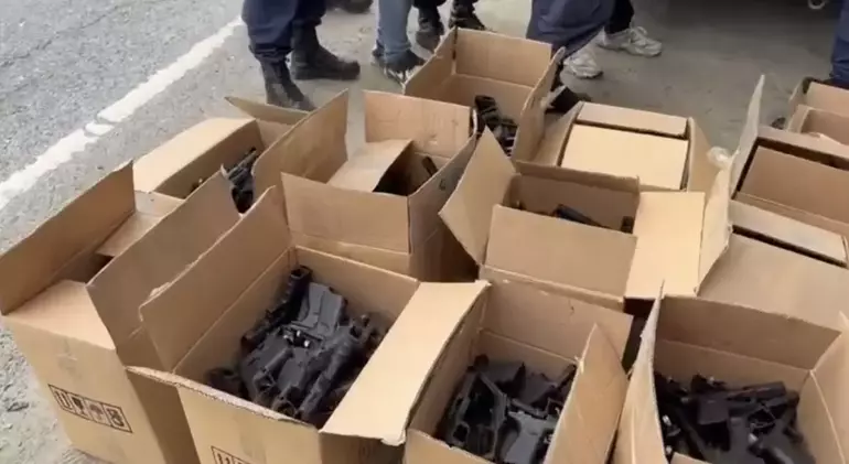 Kamyonet Değil Cephanelik! İstanbul'da Koli Koli Silah Yakalandı (2)
